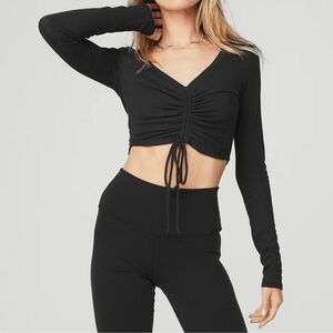 ALO YOGA RIBBED CINCH CROPPED LONG SLEEVE - BLACK